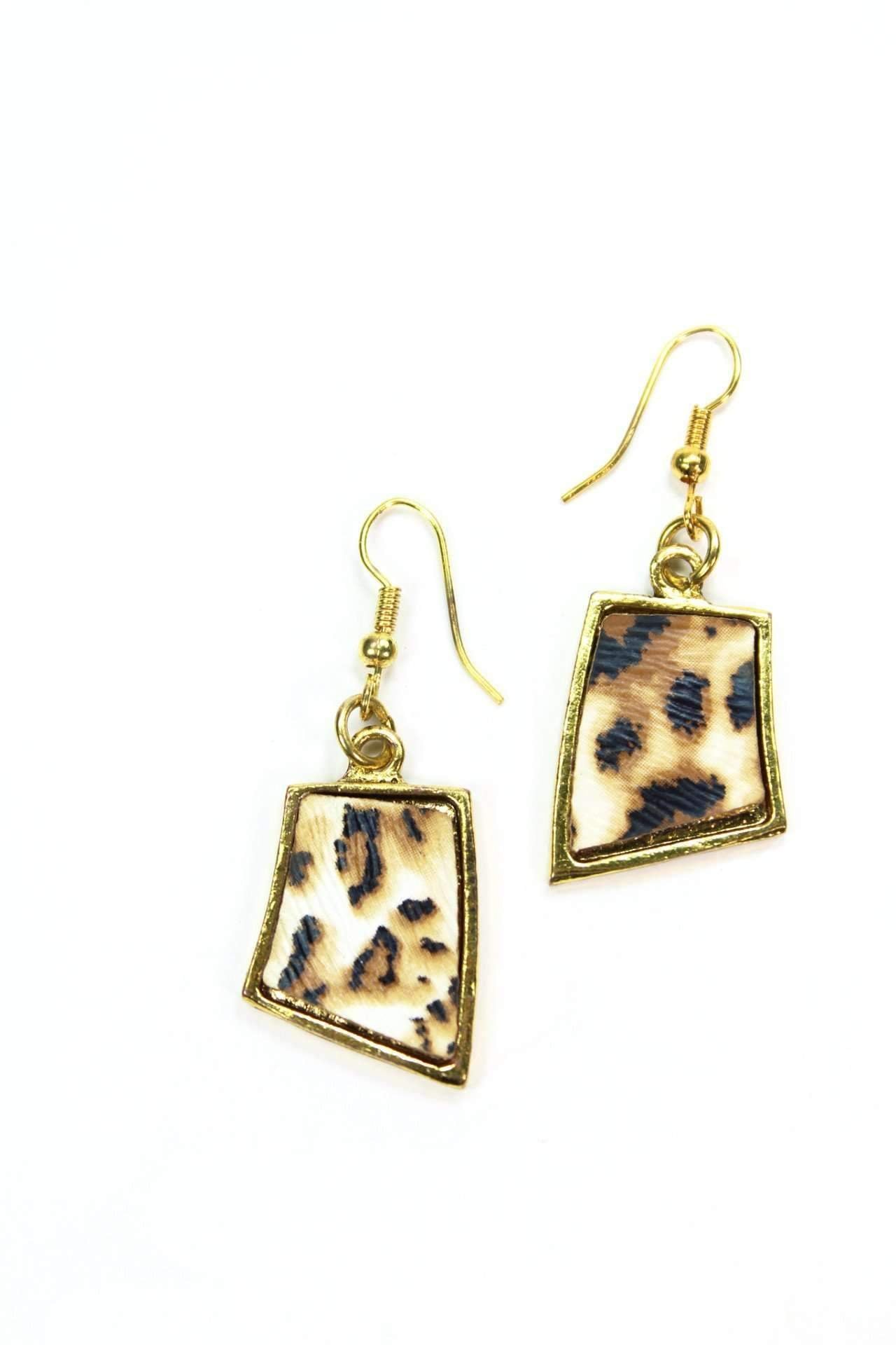 A striking leopard design in an antique gold tone with hook closures, featured in the Leopard Design Pendant Necklace Set, set against a plain white background.