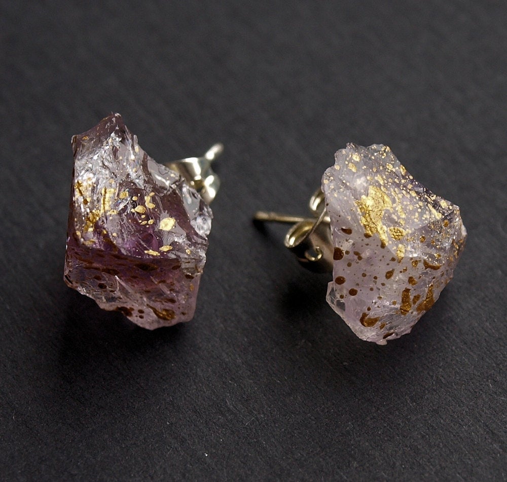 Introducing the Gold Splatter & Raw Amethyst Chunk Earrings, distinguished by their rough studs embellished with gold flakes against a bold black backdrop—these Geo earrings make a stunning statement.