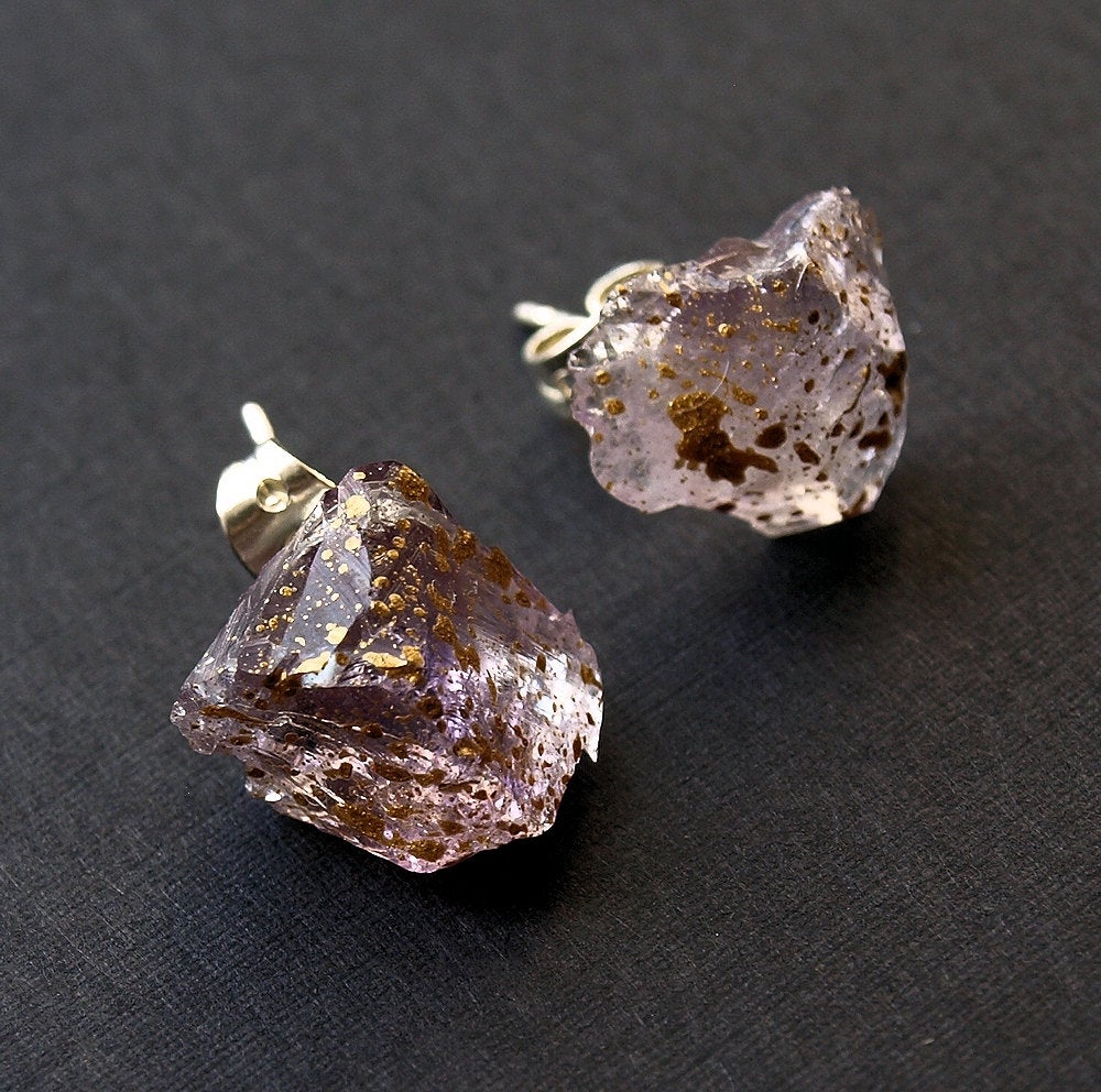 Introducing the Gold Splatter & Raw Amethyst Chunk Earrings, distinguished by their rough studs embellished with gold flakes against a bold black backdrop—these Geo earrings make a stunning statement.