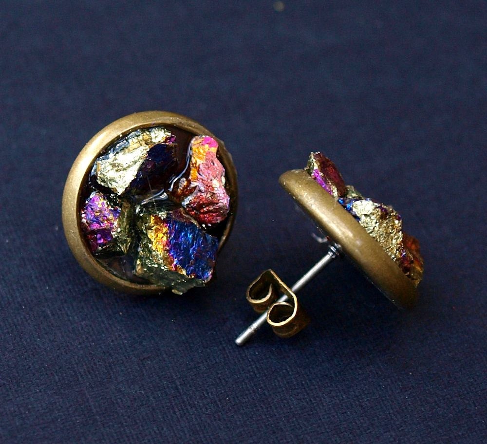 The Peacock Ore Cluster Stud Earrings, with their raw peacock ore accents, evoke the charm of bronze earrings as they rest on a dark backdrop, making them ideal for gift giving.