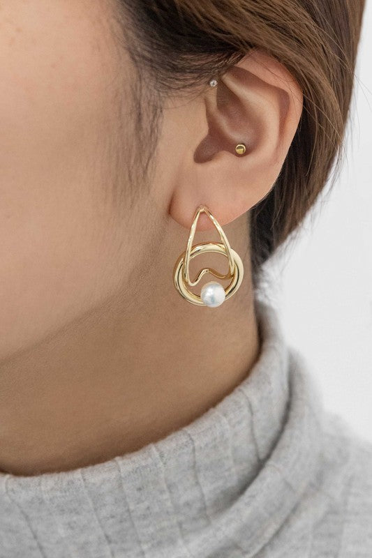 The Moi Earrings, adorned with a beautiful twisted design and centered with a white pearl, are 14k gold-plated and ideal for formal occasions. Maintain their elegance by following proper jewelry care.