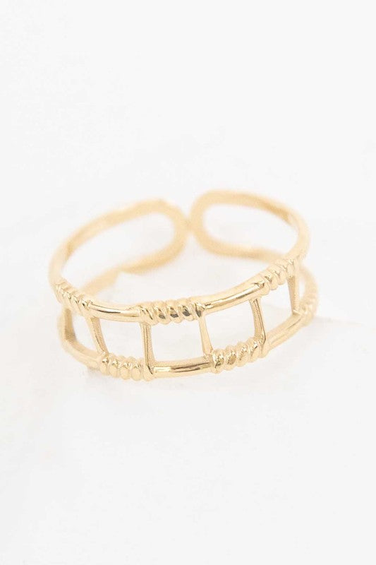 Wired Adjustable ring with a geometric design.