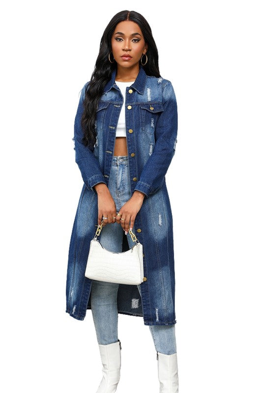 A person wearing the WOMEN MAXI LONG DENIM JACKET over a white crop top, light blue jeans, and white boots showcases a retro longline silhouette.