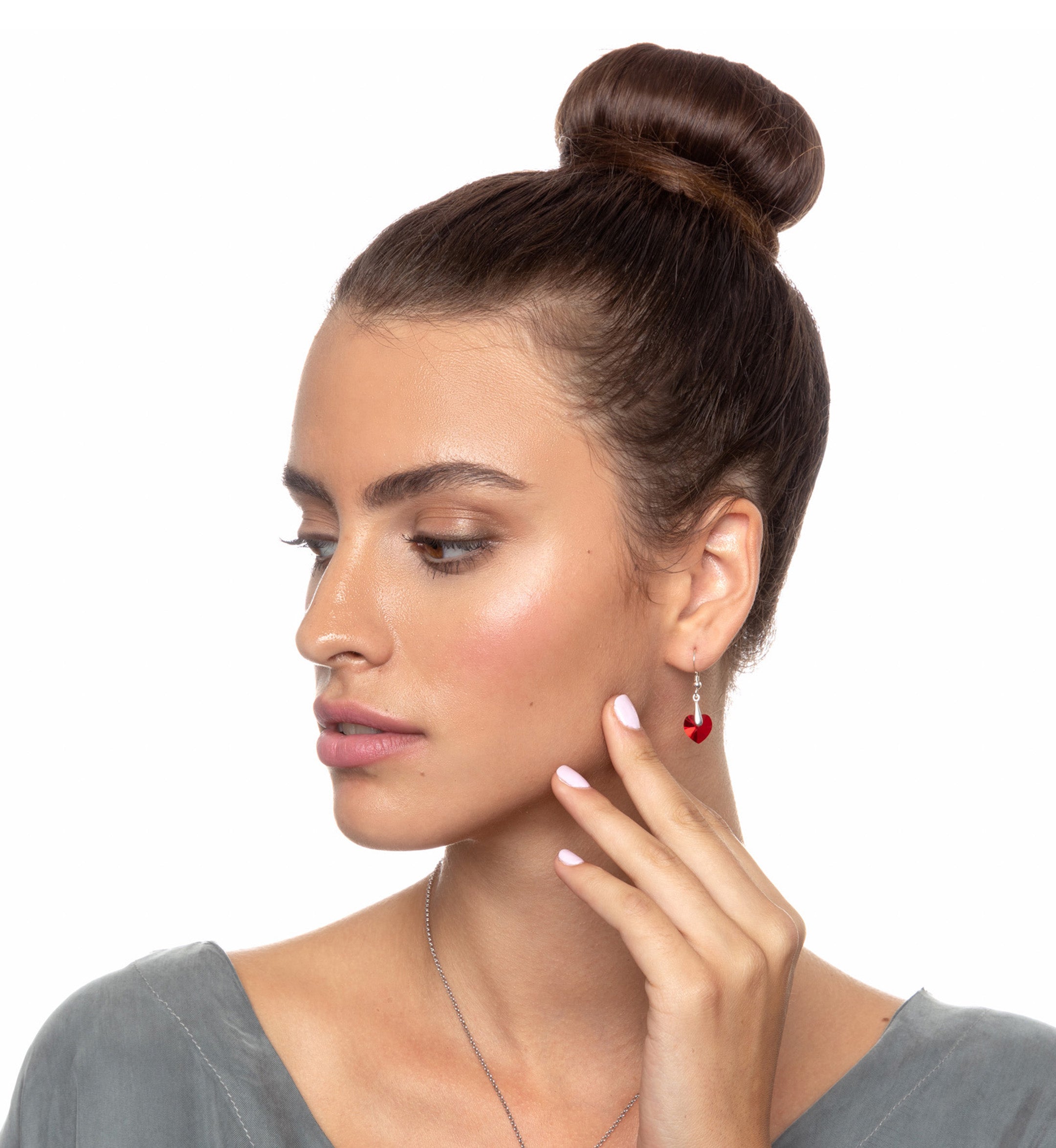 A close-up of a purple Swarovski crystal in a 925 Sterling Silver I Love You Heart Pendant Necklace Set 24k Gold Inscribed in 12 Languages.