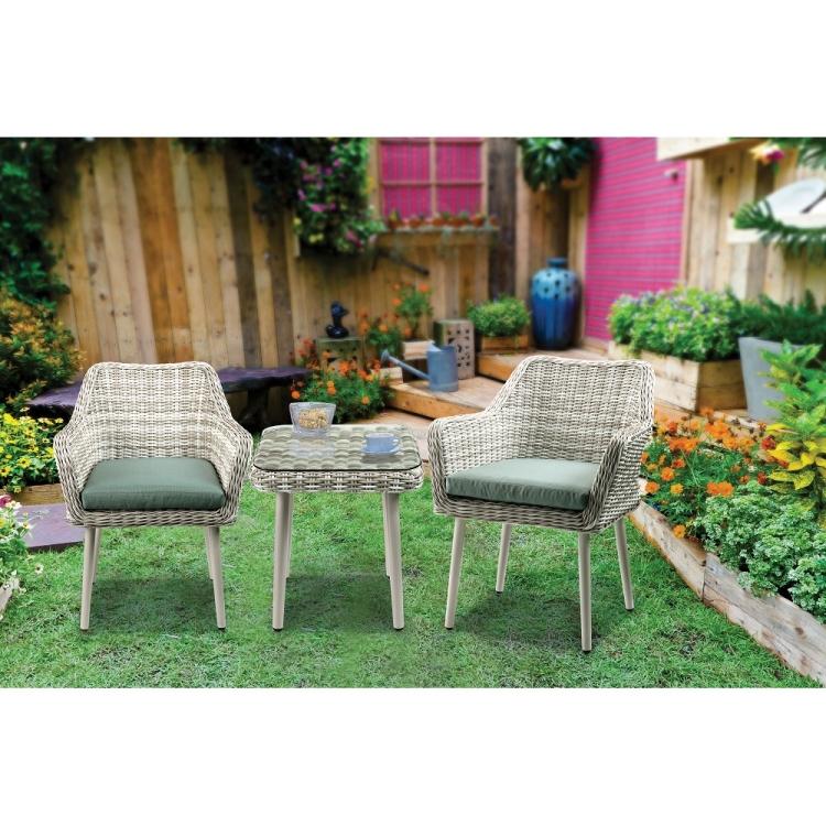 Two ModernMazing wicker chairs and a ModernMazing table in a garden.