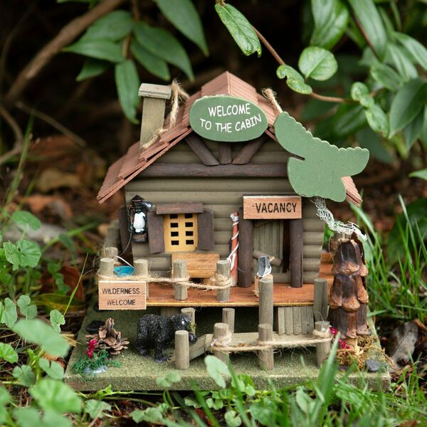 Welcome to the Songbird Valley Log Cabin Bird House.