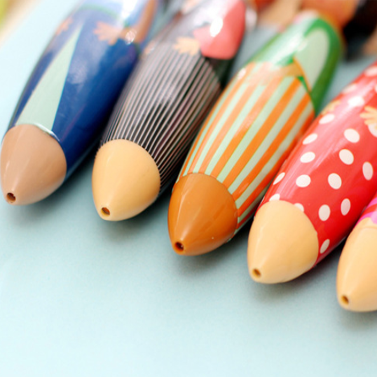 The Pottery Doll Pens Set includes five high-quality ballpoint gel pens, each featuring a wooden top designed as people with different outfits and expressions. This set makes a perfect novelty gift for anyone who loves unique stationery.