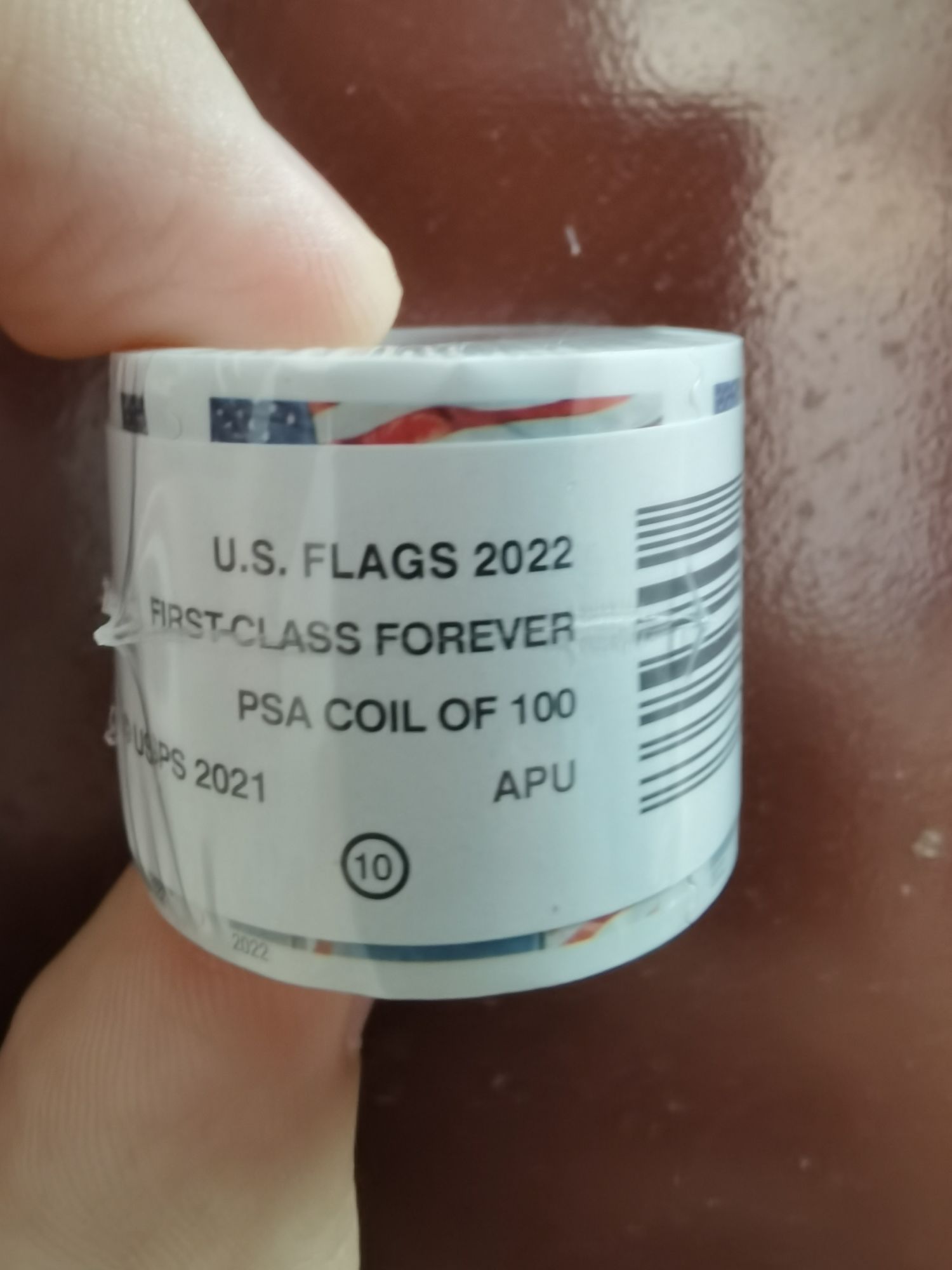 A person is holding a piece of U.S. Flag 2022; 100Pcs/1 Rolls tape that says "u s flags forever.
